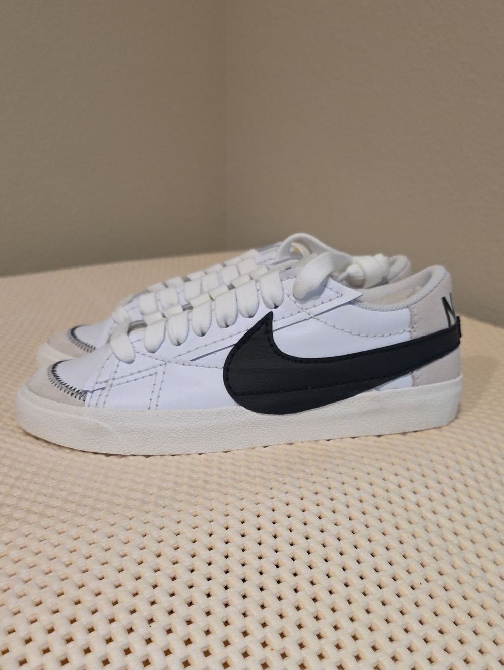 Nike Blazer Low '77 Jumbo Black Swoosh Low-Top Size 8.5M/ 10W